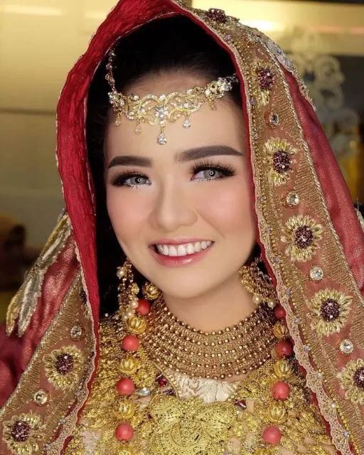 10 Ide Make-up Pernikahan Sesuai dengan Bajunya. Kunci Curi Perhatian dan Tampil Sempurna! 14