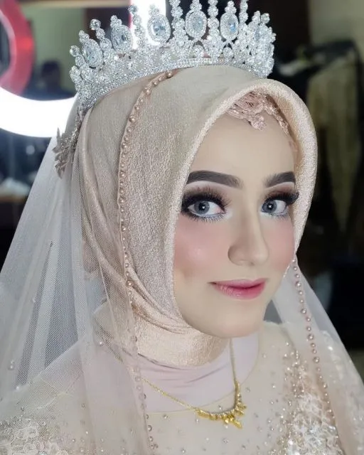 10 Ide Make-up Pernikahan Sesuai dengan Bajunya. Kunci Curi Perhatian dan Tampil Sempurna! 19