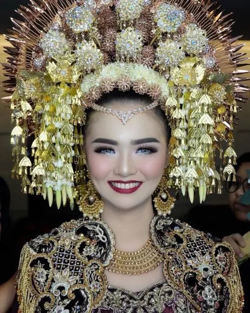 10 Ide Make-up Pernikahan Sesuai dengan Bajunya. Kunci Curi Perhatian dan Tampil Sempurna! 20