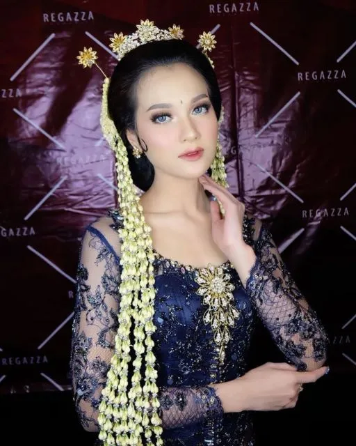 10 Ide Make-up Pernikahan Sesuai dengan Bajunya. Kunci Curi Perhatian dan Tampil Sempurna! 18