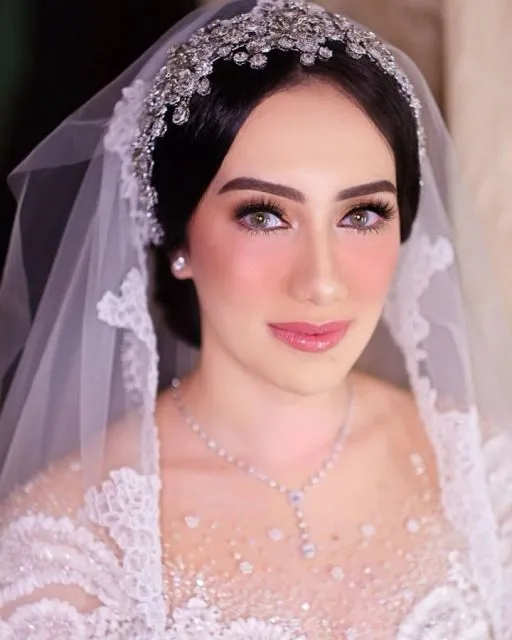 10 Ide Make-up Pernikahan Sesuai dengan Bajunya. Kunci Curi Perhatian dan Tampil Sempurna! 13