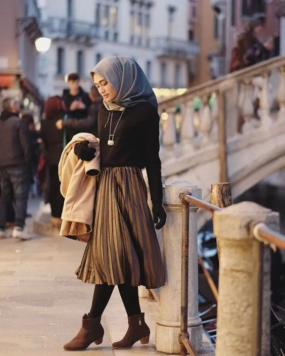 8 Cara Tampil Ceria dan Awet Muda dengan Rok Plisket Selutut. OOTD Andalan! 14