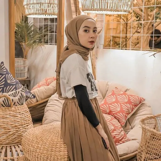 8 Style Hijab dengan Penampilan Sederhana Tapi Menarik. 15