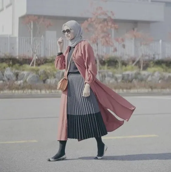 8 Cara Tampil Ceria dan Awet Muda dengan Rok Plisket Selutut. OOTD Andalan! 11