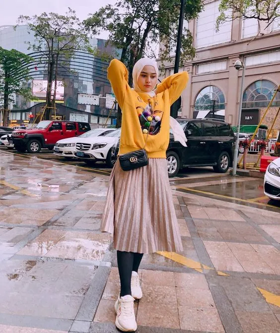 8 Cara Tampil Ceria dan Awet Muda dengan Rok Plisket Selutut. OOTD Andalan! 12