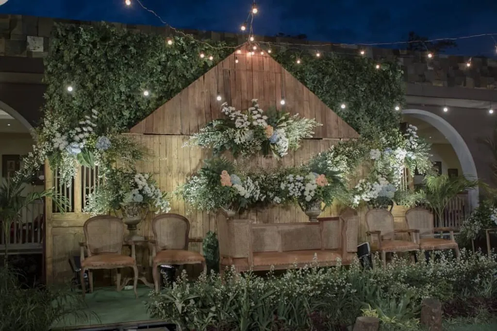 10 Dekorasi Pelaminan dengan Backdrop Papan Kayu