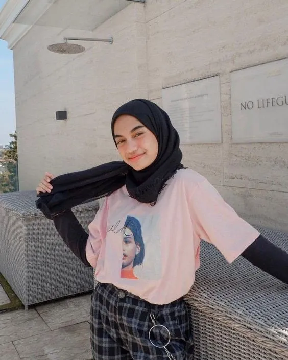 8 Style Hijab dengan Penampilan Sederhana Tapi Menarik. 16