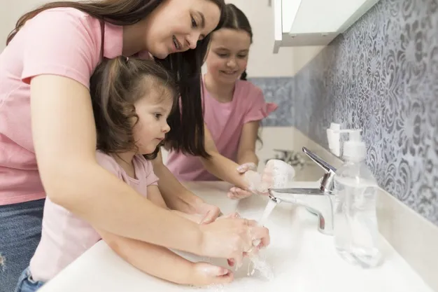 Pro-Kontra Penggunaan Hand Sanitizer pada Bayi dan Balita. Kalau Ngasal, Bisa Bahaya! 6