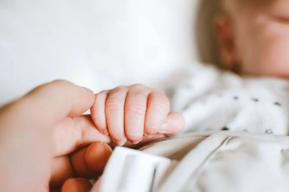 4 Alasan Bayi Selalu Menggenggam Saat Telapak Tangannya Dipegang. Bukan Hanya Tanda Sayang! 5