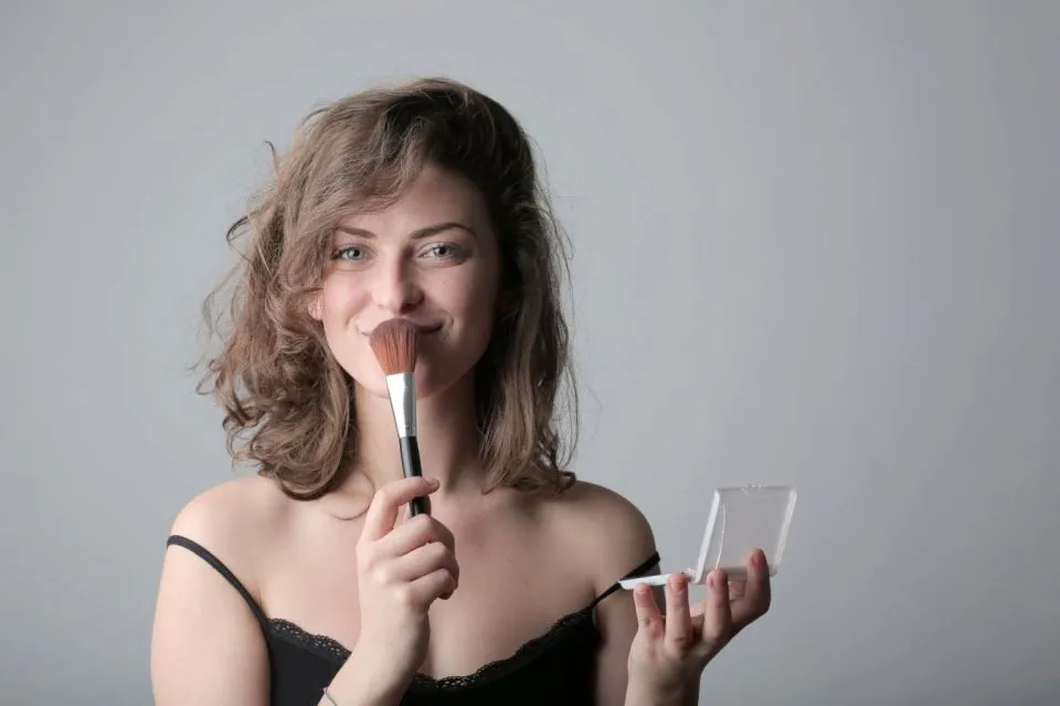 4 Alat Makeup Wajib untuk Pemula. Harus Ada di Tas 8