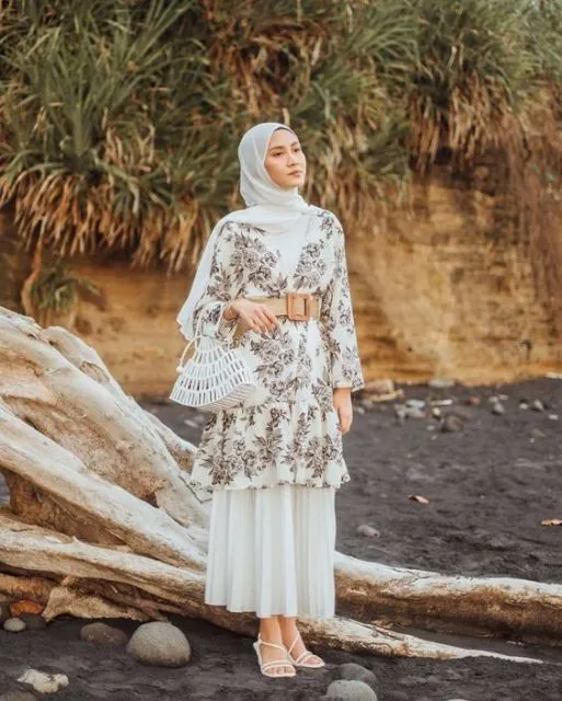 9 Foto yang Membuktikan Kalau Rok Plisket Memang Jodohnya Kemeja. Dipakai ke Manapun Bisa! 10