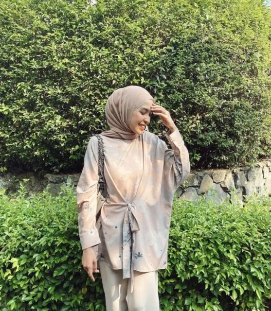 10 Outfit Busana Kondangan Hijaber Pemotor 20