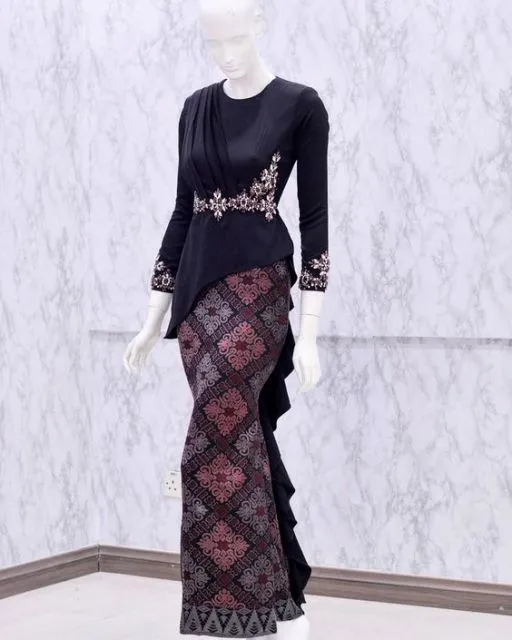 8 Potret Kebaya Langsung di Manekin; Panduan Kalau Mau Beli di Toko Biar Nggak Kaget! 10