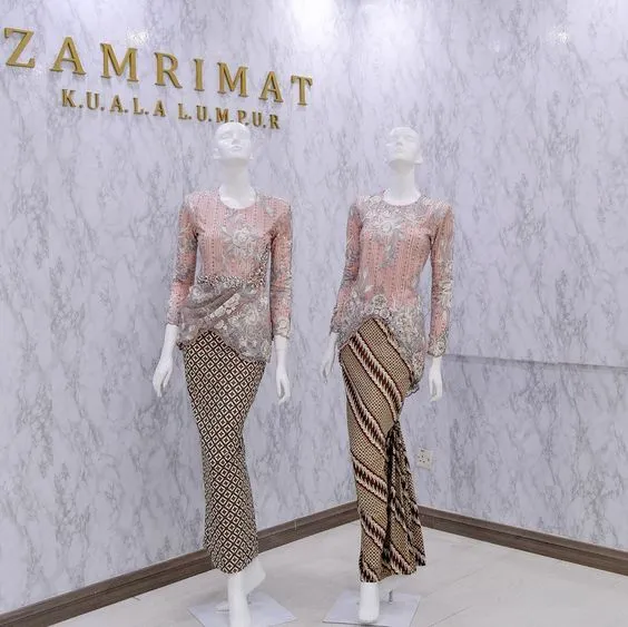 8 Potret Kebaya Langsung di Manekin; Panduan Kalau Mau Beli di Toko Biar Nggak Kaget! 11