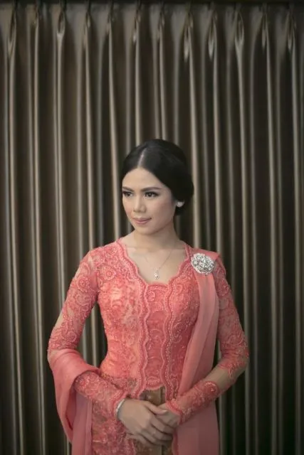 8 Kebaya Warna Peach Buat Lamaran yang Kalem & Cantik! 12