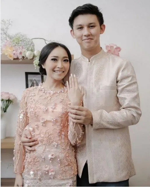 8 Kebaya Warna Peach Buat Lamaran yang Kalem & Cantik! 16