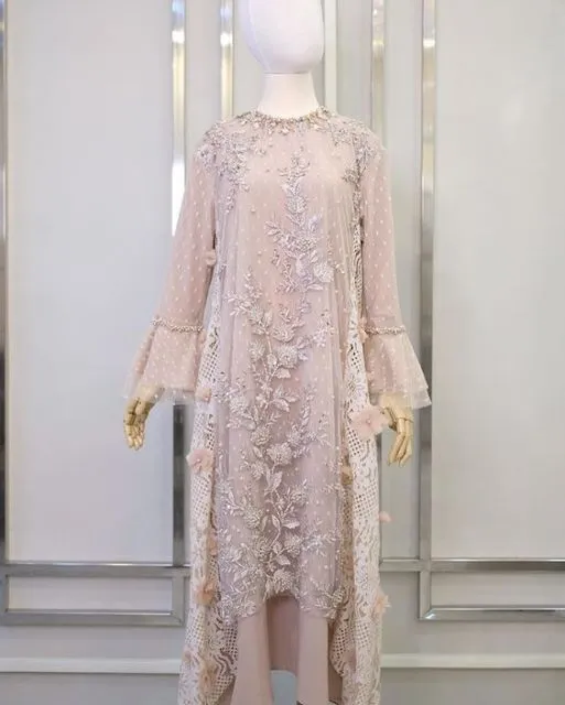 8 Potret Kebaya Langsung di Manekin; Panduan Kalau Mau Beli di Toko Biar Nggak Kaget! 12