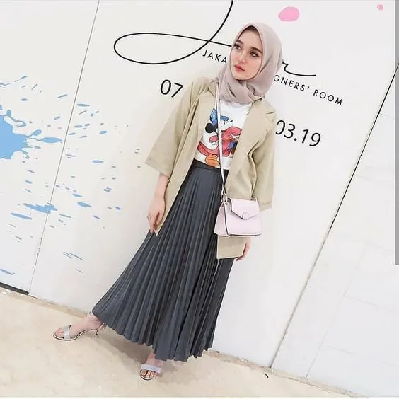 9 Foto yang Membuktikan Kalau Rok Plisket Memang Jodohnya Kemeja. Dipakai ke Manapun Bisa! 17