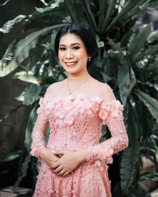 8 Kebaya Warna Peach Buat Lamaran yang Kalem & Cantik! 15