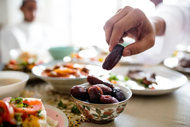 6 Amalan Sunah yang Dianjurkan Saat Buka Puasa 8