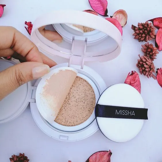 Walau Jarang Dandan, 3 Makeup Ini Wajib Kamu Bawa Biar Wajahmu Cerah Natural 4