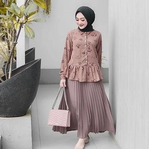 9 Foto yang Membuktikan Kalau Rok Plisket Memang Jodohnya Kemeja. Dipakai ke Manapun Bisa! 15