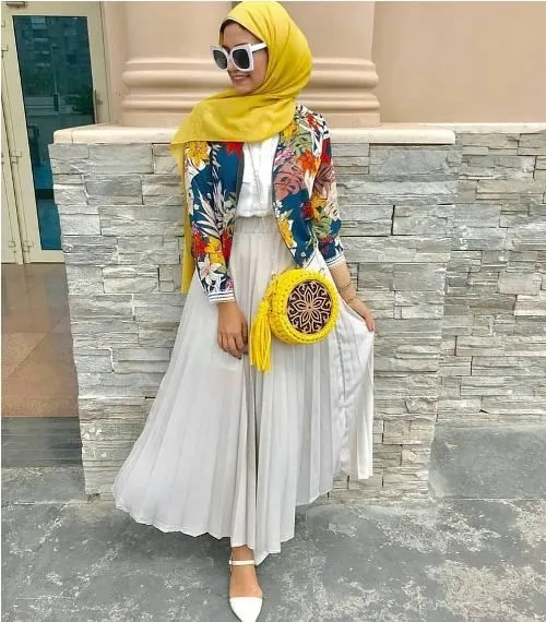 9 Foto yang Membuktikan Kalau Rok Plisket Memang Jodohnya Kemeja. Dipakai ke Manapun Bisa! 12