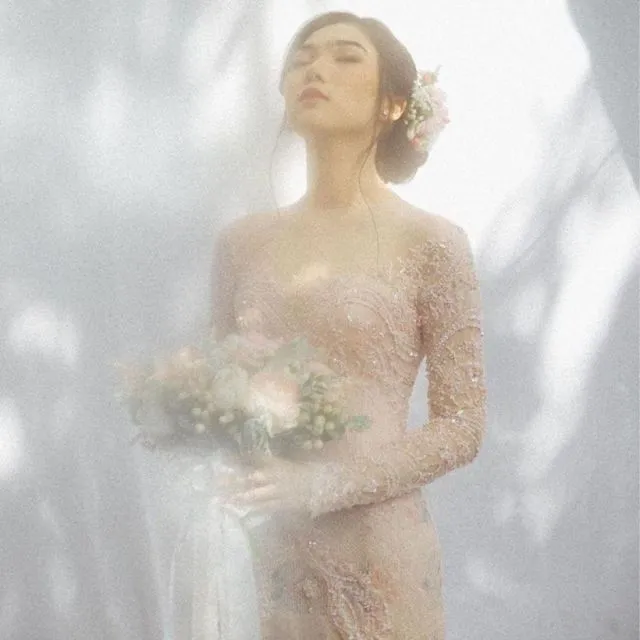 8 Kebaya Warna Peach Buat Lamaran yang Kalem & Cantik! 10
