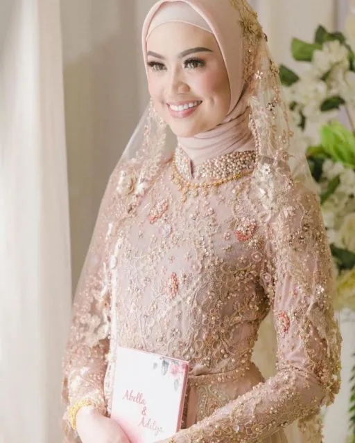 8 Kebaya Warna Peach Buat Lamaran yang Kalem & Cantik! 11
