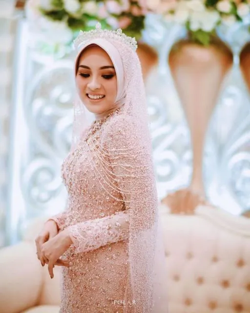 8 Kebaya Warna Peach Buat Lamaran yang Kalem & Cantik! 14