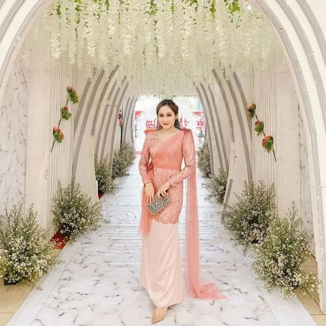 8 Kebaya Warna Peach Buat Lamaran yang Kalem & Cantik! 9