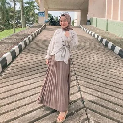 9 Foto yang Membuktikan Kalau Rok Plisket Memang Jodohnya Kemeja. Dipakai ke Manapun Bisa! 16