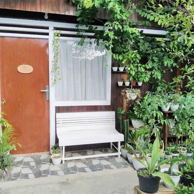 10 Desain Taman Minimalis di Teras Rumah yang Sempit 20