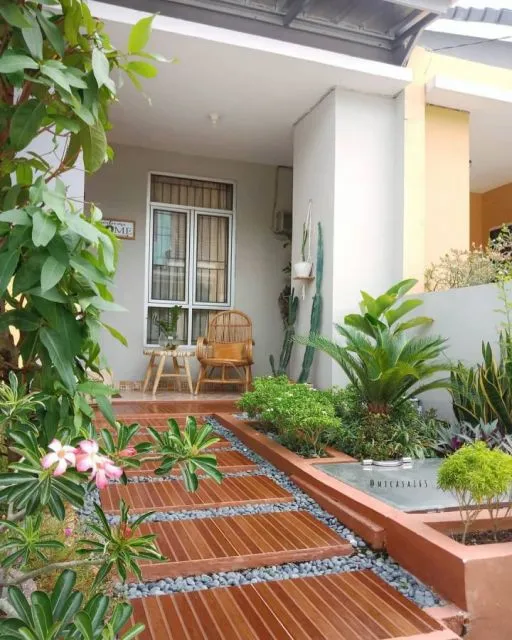 10 Desain Taman Minimalis di Teras Rumah yang Sempit 17