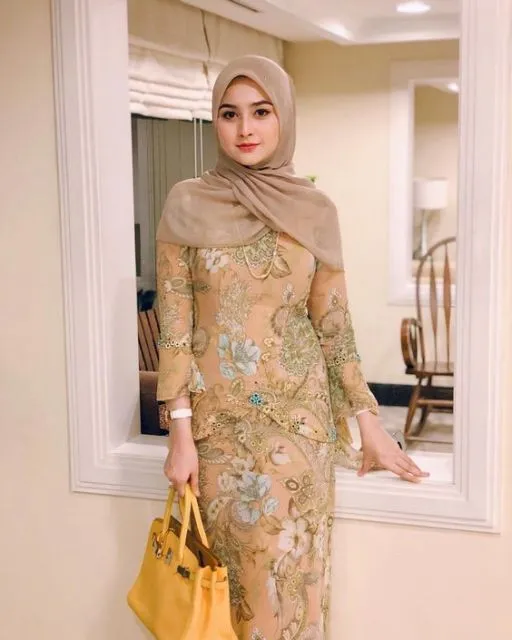 Koleksi Kebaya Dress dari 9 Butik Lokal yang Harus Kamu Punya. Desainnya Anggun Luar Biasa! 12
