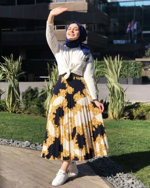 9 Foto yang Membuktikan Kalau Rok Plisket Memang Jodohnya Kemeja. Dipakai ke Manapun Bisa! 13