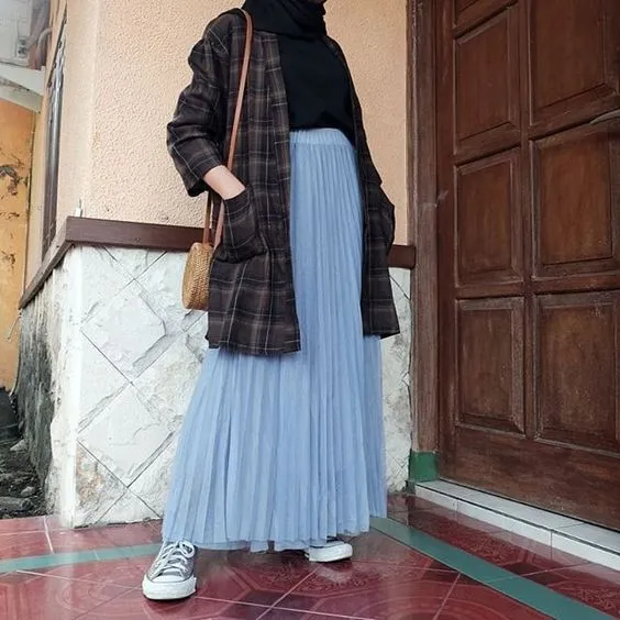 9 Foto yang Membuktikan Kalau Rok Plisket Memang Jodohnya Kemeja. Dipakai ke Manapun Bisa! 11