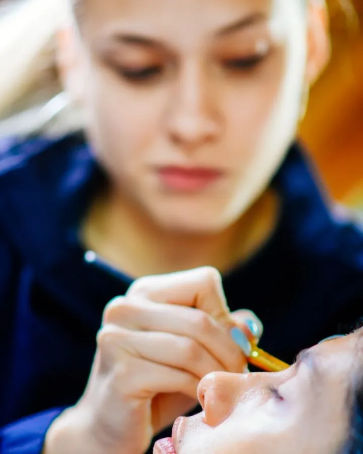 Sulam Alis vs. Pakai Pensil Alis Terus, Lebih Baik Mana? Ini 6 Fakta yang Harus Kamu Tahu! 11