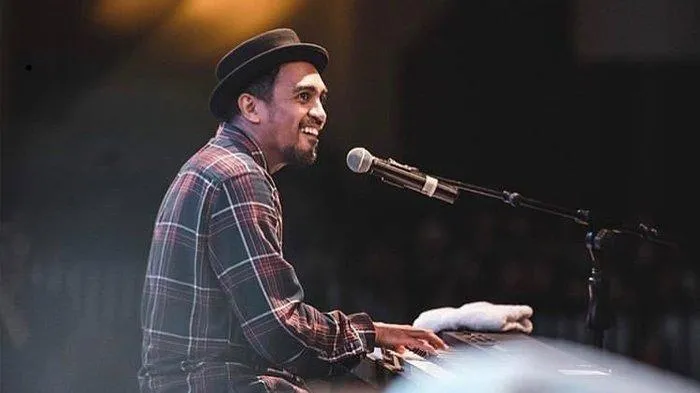 11 Lagu Glenn Fredly yang Selalu Jadi Pengiring Kasmaran dan Galau Kita. Karya nan Sarat Cinta