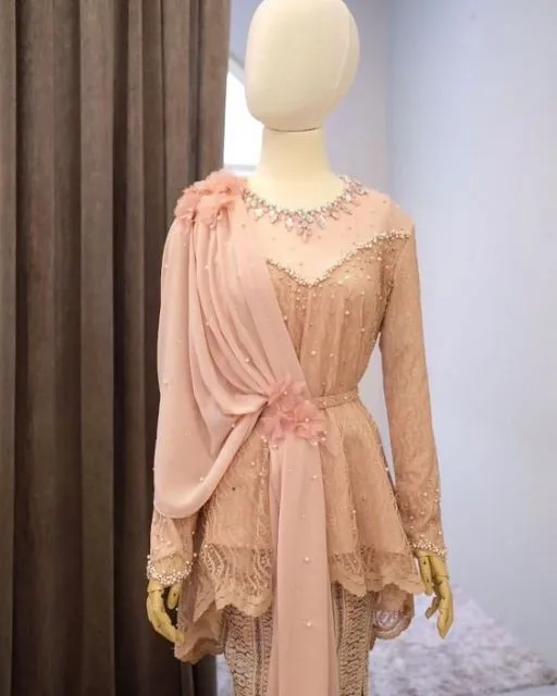 8 Potret Kebaya Langsung di Manekin; Panduan Kalau Mau Beli di Toko Biar Nggak Kaget! 16