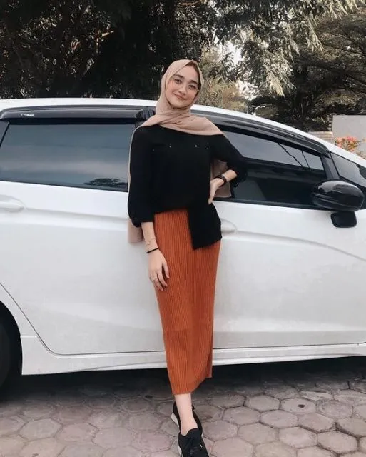 9 Foto yang Membuktikan Kalau Rok Plisket Memang Jodohnya Kemeja. Dipakai ke Manapun Bisa! 18