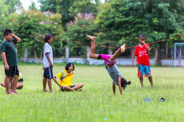 Serba Serbi Lucu Permainan Lompat Tali Saat Kita Kecil Dulu. Sekarang Masih pada Kuat Lompat Nggak?