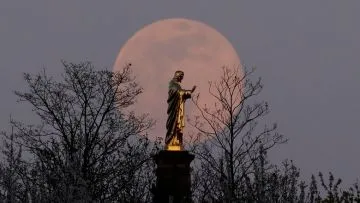 10 Pemandangan Indah Pink Supermoon di Berbagai Belahan Dunia. Jadi Penenang di Tengah Wabah