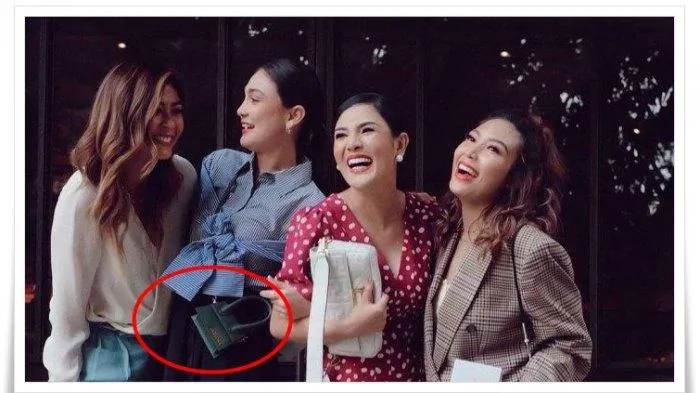 Sempat Dicap Nyeleneh Bahkan Dicaci, Kini 4 Desain Fashion Ini Justru Trending dan Dipuji! 5
