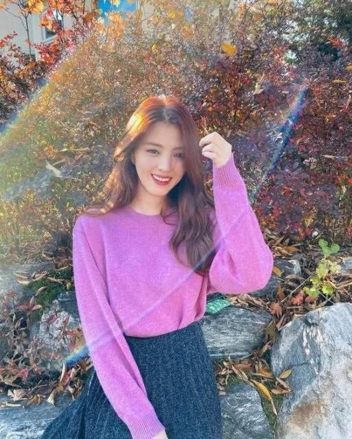 Beda dengan Karakternya dalam Drama, Ini Gaya Kalem dan Lucu Han So-hee yang Sebenarnya! 14