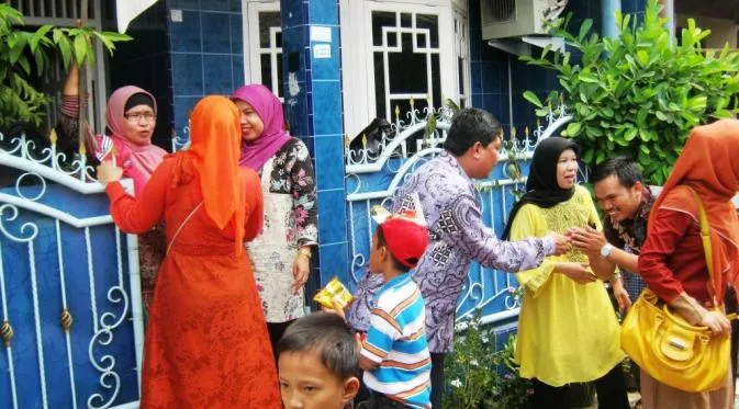 5 Kalimat Legendaris yang Selalu Terdengar Saat Momen Silaturahmi Lebaran. Tahun ini Nggak Ada :( 6