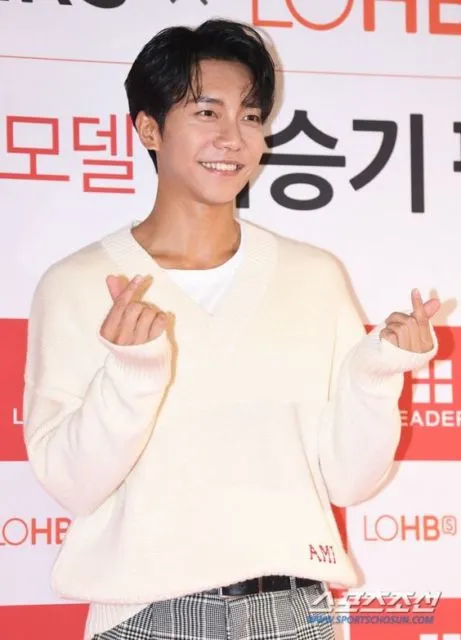 9 Aktor Korea yang Gayanya Sederhana di Keseharian. Yang Macho Sampai Imut, Ada! 17