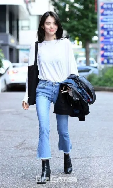 Beda dengan Karakternya dalam Drama, Ini Gaya Kalem dan Lucu Han So-hee yang Sebenarnya! 12