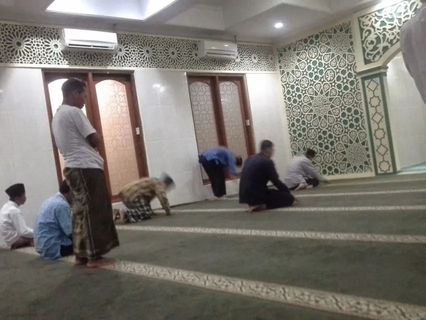 6 Macam Sifat Orang Dilihat dari Kebiasaannya Saat Salat Jamaah. Kamu Masuk yang Mana nih? 9