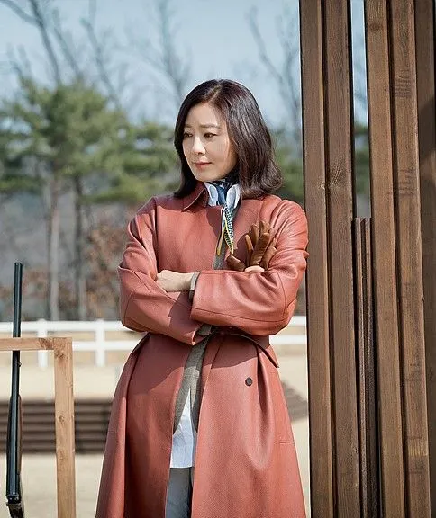 Transformasi Gaya Kim Hee-ae dari Tahun 1992 Hingga Kini; Cantiknya Nggak Berubah! 18